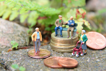 Rente Rentner auf Geld Geldstapeln Münzen