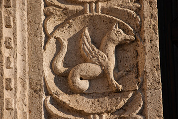 Tierornament an der Fassade der Kirche San Rufino, Assisi, Italien