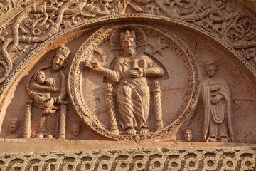 Christus im Tympanon an der Fassade der Kirche San Rufino, Assisi, Italien