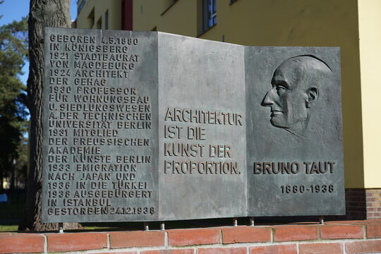 Denkmal f&uuml;r den Pionier des Neues Bauens Bruno Taut mit Lebenslauf und Zitat des Architekten in der Siedlung Onkel Toms H&uuml;tte in Berlin am 16.03.2023