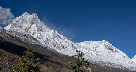 Photo sur Plexiglas Manaslu vView of Manaslu mountain Main Summit and its East Pinnacle peak, as seen from the trail to Samagaon village, Manaslu Circuit trek, Gorkha district, Nepal Himalayas, Nepal