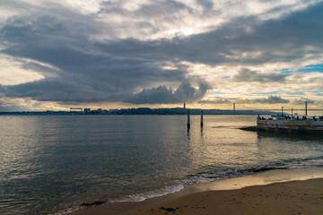 Obraz premium Sunset view on Tagus river in Lisbon, Portugal.