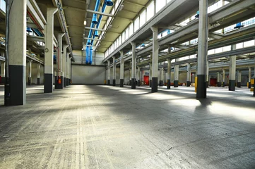 Wandaufkleber Empty wide industrial plant deserted perspective view © antomar
