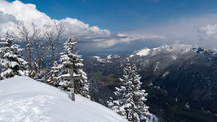 Fototapeta premium Blick auf die verschneite Kampenwand in den bayerischen Alpen (Deutschland)
