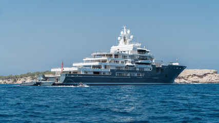 Fototapeta na wymiar Giant Luxury yacht on the sea