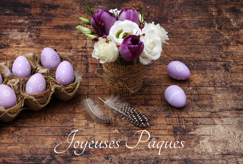 Carte de voeux Joyeuses Pâques. Bouquet avec des oeufs de Pâques et une salutation de Pâques en...