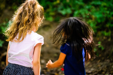 spielende Kinder am Bach
