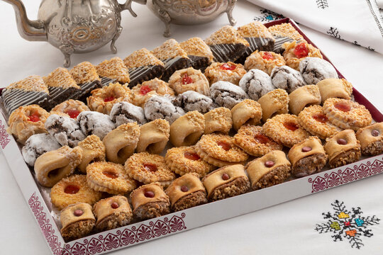 Paper tray with a variation of traditional Moroccan cookies close up