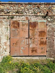 vecchia porta o portone di casolare antico