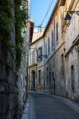 Rue ancienne et pittoresque du centre-ville d'Arles