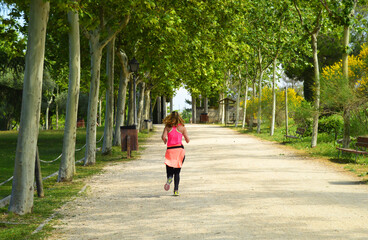 Mujer joven corriendo en el Parque Polvoranca de Leganés, provincia de Madrid, España....
