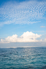 Obraz premium background of turquoise sea and blue sky