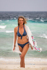 Fototapeta premium beautiful woman having fun on a tropical beach