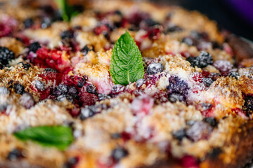 Beerenkuchen mit Kirschen, Himbeeren, Heidelbeeren, Johannisbeeren, Brombeeren und Minze