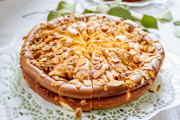 Mandelkuchen mit Vanillepudding Füllung