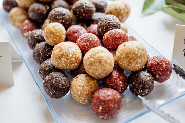 vegane Energyballs und Dattelkugeln in den Geschmacksrichtungen Schokolade, Vanille und Erdbeer als...