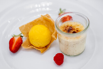 Eis und Crème brûlée Dessert mit Erdbeeren und Himbeere