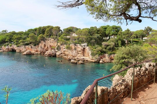 Vue sur la Baie des Milliardaires (Anse de l&rsquo;Argent Faux) au Cap d&rsquo;Antibes, sur la c&ocirc;te d&rsquo;azur / French riviera (France)