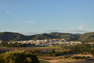 Sant Pere de Ribes con las montañas de fondo