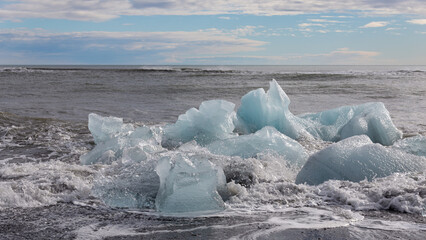 Eisbrocken am Strand der Bucht von Jökulsarlon