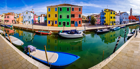 Fototapeta na wymiar famous colorful facades in Burano - Italy