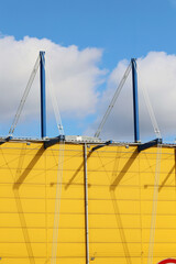 Stalowa konstrukcja niebiesko żółta - ściana budynku.