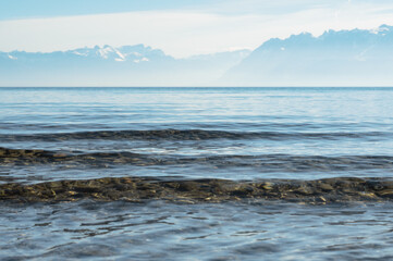 le lac Léman et les alpes depuis la plage de Tolochenaz