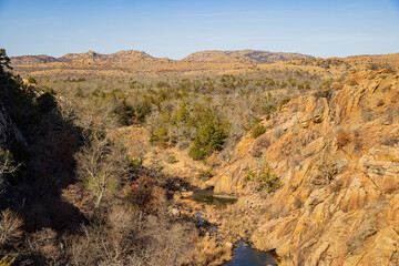Obraz premium Sunny view of hiking in the Narrows Trail of Wichita Mountains National Wildlife Refuge