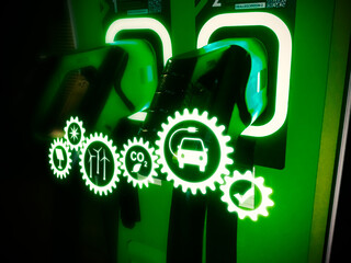 Konzept E-Mobilität, E-Ladestation mit Icons, grün, weiß
