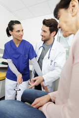 Obraz premium nurse trains to test knee reflexes on patient