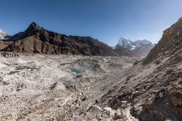 Papier Peint photo autocollant Cho Oyu Crossing between Gokyo and Dragnag over Ngozumpa, the longest glacier in Himalayas