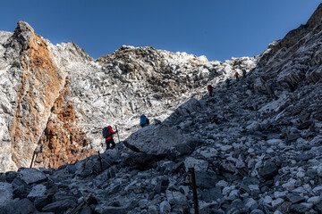 Fototapeta na wymiar Hikers slowly reaching Cho-la pass