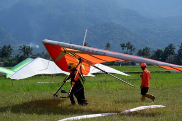 The colors of the FEELING of the Mount Telomoyo paragliding festival and Mount Gajah are enlivened by athletes from all over Indonesia