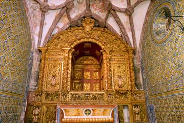 Fototapeta na wymiar Innenansicht der Kirche Santa Maria do Castelo in Tavira, Algarve (Portugal)