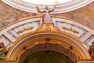 Obraz premium Innenansicht der Kirche Santa Maria do Castelo in Tavira, Algarve (Portugal)