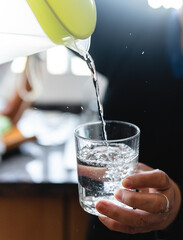 Llenar un vaso de agua