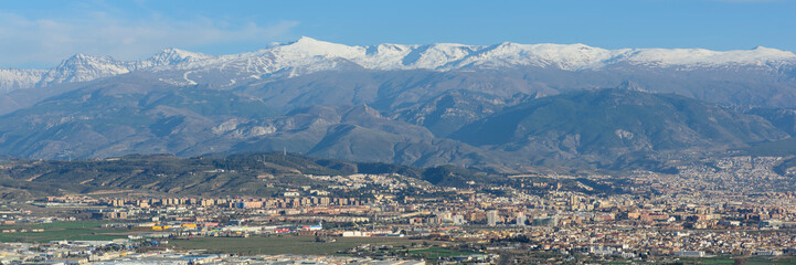 Fototapeta premium Vista panorámica de la ciudad de Granada con Sierra Nevada al fondo