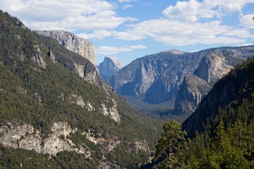 Naklejka premium Looking over Yosemite Valley, a glacial valley in the Sierra Nevada Mountain Range of California, from the Tunnel View turnout on a beautiful fall day.