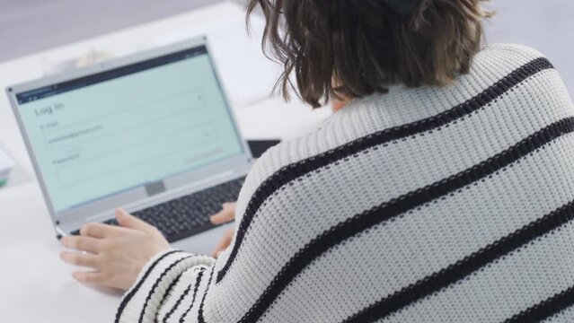 Email or password error.
The female user could not login to the Portal due to mail or password error.
