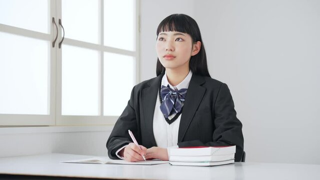 勉強する女子学生　学習塾　大学受験