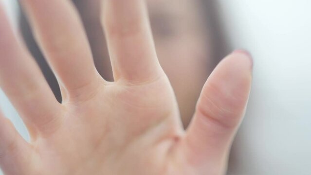 画面手前に手のひらを差し出す女性のスローモーション　禁止・止める・拒否