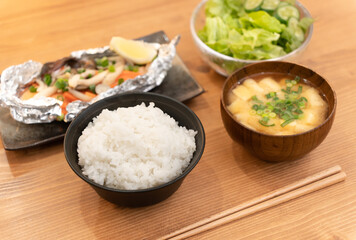夕食に鮭のホイル焼き定食