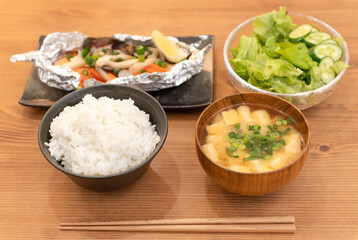 夕食に鮭のホイル焼き定食