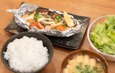 夕食に鮭のホイル焼き定食
