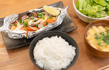 夕食に鮭のホイル焼き定食