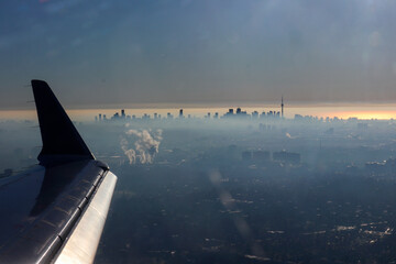 Fototapeta na wymiar view from airplane of a city