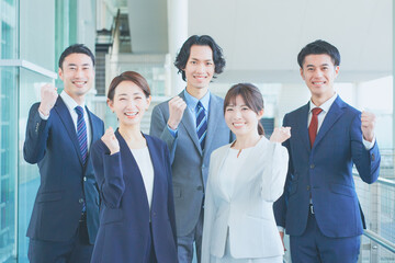 整列するビジネスマン　日本人　チーム