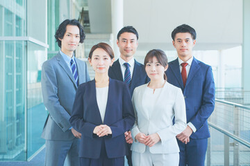 整列するビジネスマン　日本人　チーム