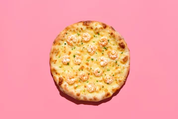 Poster Shrimps pizza above view, isolated on a pink background © YesPhotographers