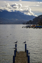 Le lac d'Annecy et les montagnes des Alpes